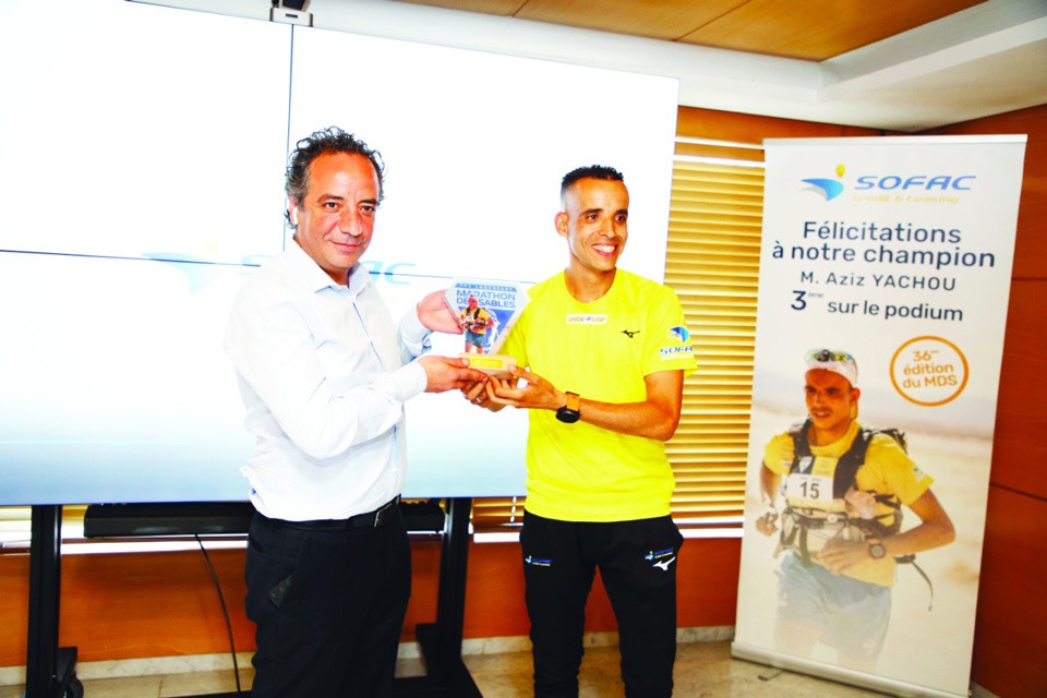 Sofac rend hommage à l’athlète Aziz Yachou, arrivé 3e au Marathon des Sables